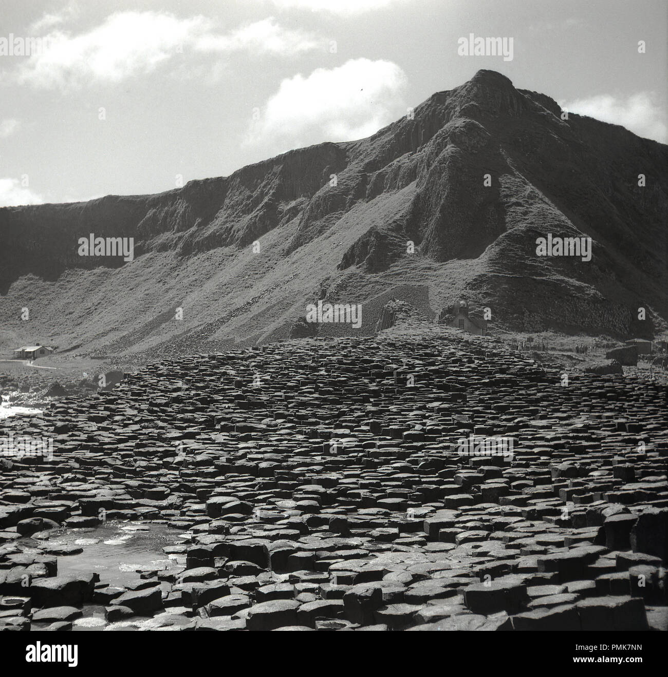 Années 1950, historique, une vue de l'anicent rock formations, les colonnes basaltiques hexagonales et la des falaises à la Chaussée des Géants, Co Antrim, en Irlande du Nord, Royaume-Uni. Banque D'Images