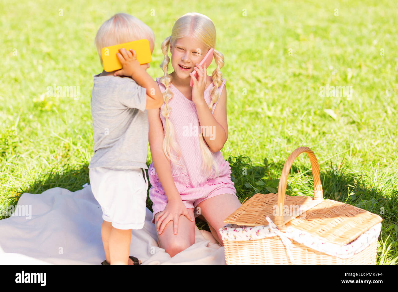 Joyeux Heureux les enfants jouant dans l'ensemble du parc Banque D'Images