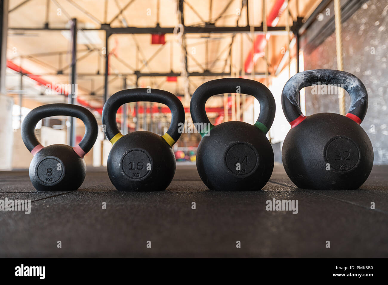 Rangée de kettlebell ou girya poids poids en salle de remise en forme dans un mode de vie sain et actif concept Banque D'Images