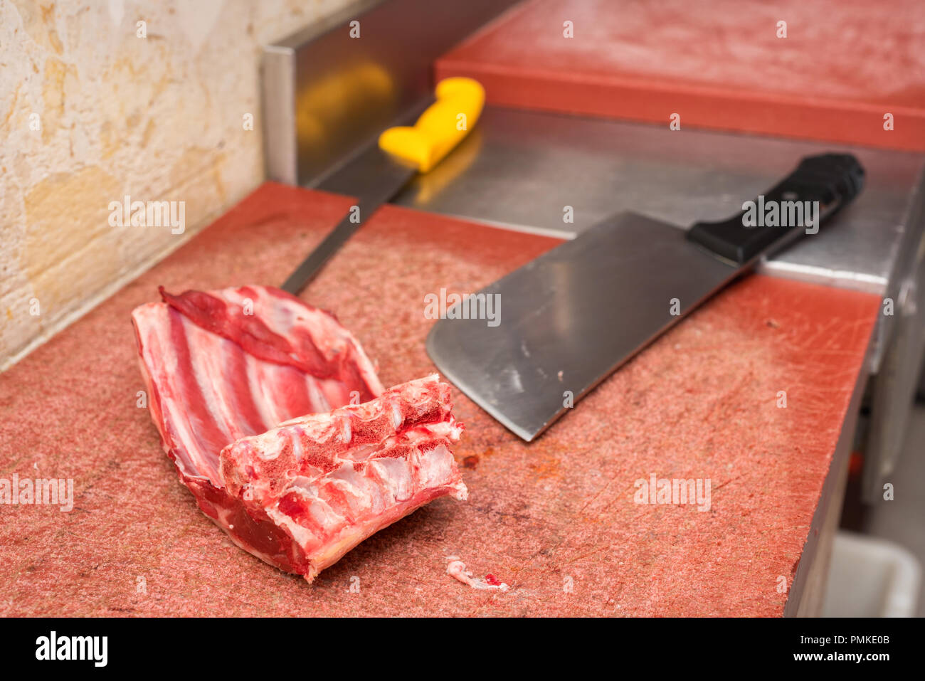 Morceau de viande et le couteau sur la table du boucher Banque D'Images