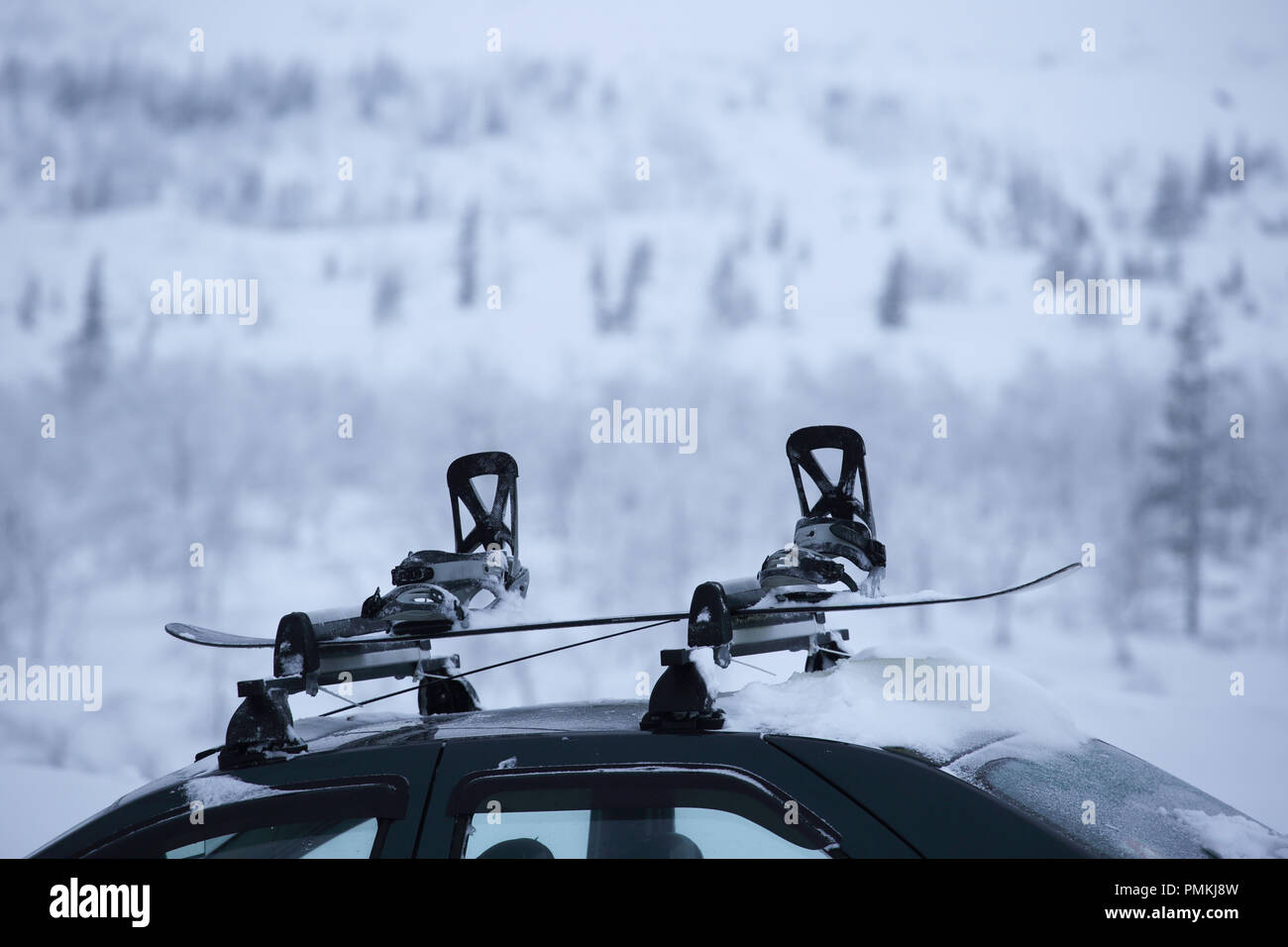 Voiture avec porte-skis sur le dessus. Sports d'hiver de l'élément de  conception , voyager en voiture pour le ski et snowboard snowboard propre  comptable Photo Stock - Alamy
