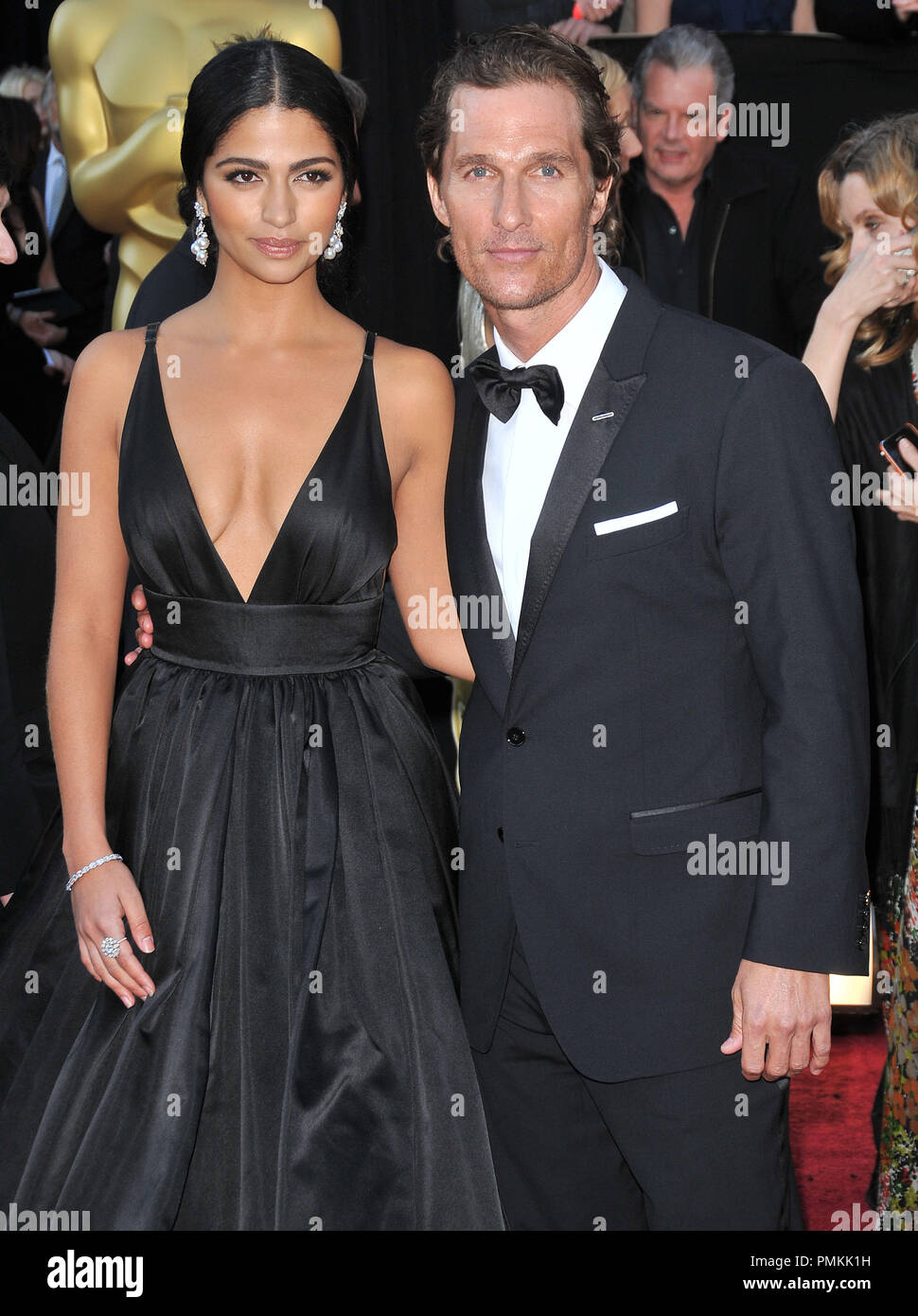 Matthew McConaughey et Camila Alves au 83rd Annual Academy Awards - Arrivals tenue au Kodak Theatre à Hollywood, CA. L'événement a eu lieu le dimanche 27 février, 2011. Photo de RPAC Pacifique Photo Presse / PictureLux 30871 Numéro de référence de dossier 559 pour un usage éditorial uniquement - Tous droits réservés Banque D'Images