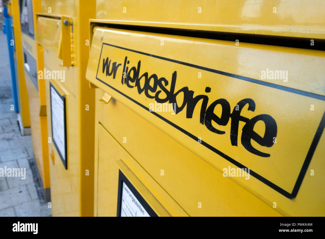 Post box de la poste allemande avec l'inscription "seulement des lettres d'amour' sur la remise en jeu. Hanovre, Allemagne - Briefkasten der Deutschen Post mit der Aufschrift 'nur' Liebesbriefe auf der Einwurfklappe. Hannover, Deutschland Banque D'Images