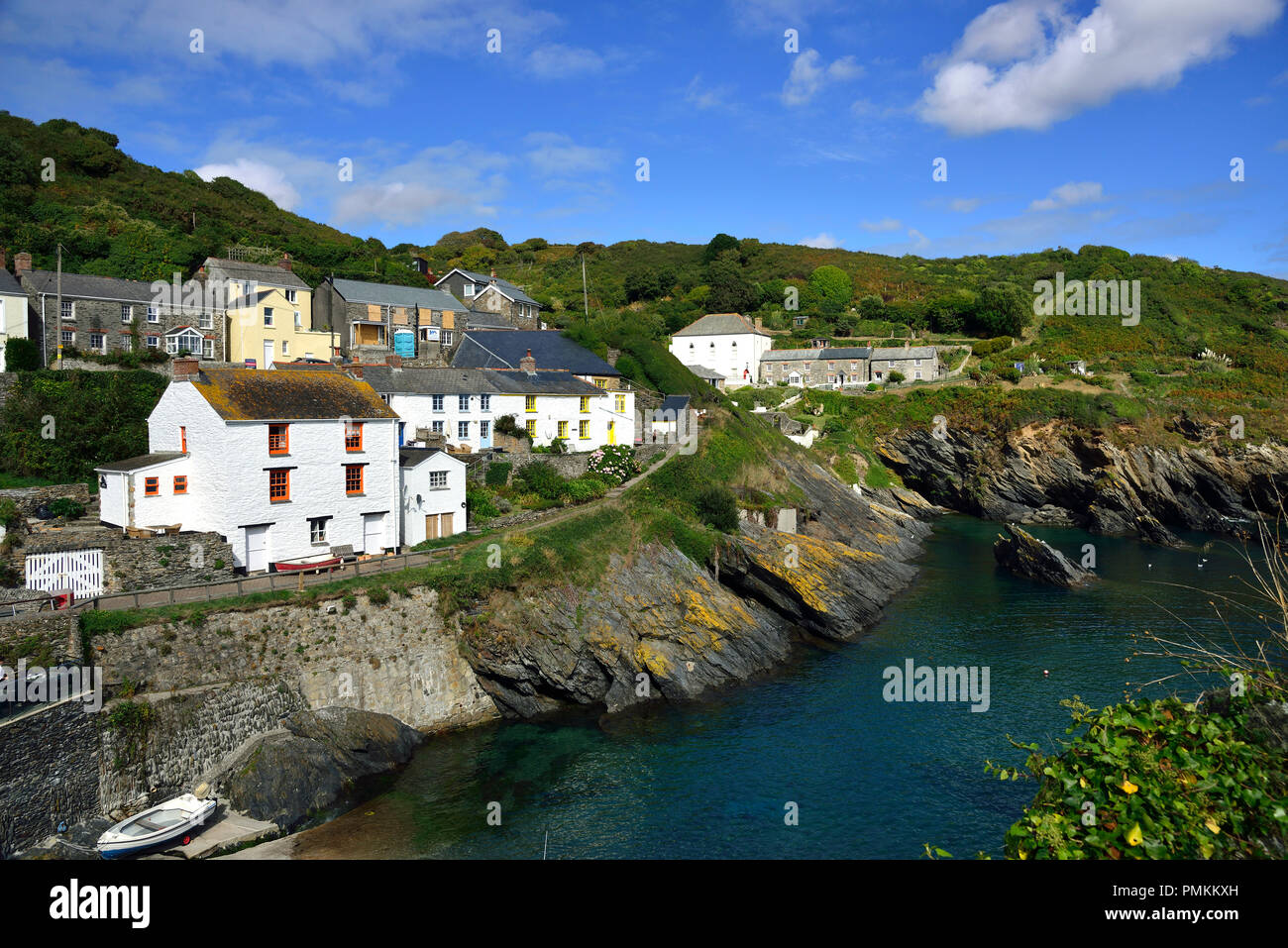 Vue sur le joli village de Cornouailles Portloe sur la péninsule de Roseland, Cornwall, Angleterre du Sud-Ouest, Royaume-Uni Banque D'Images