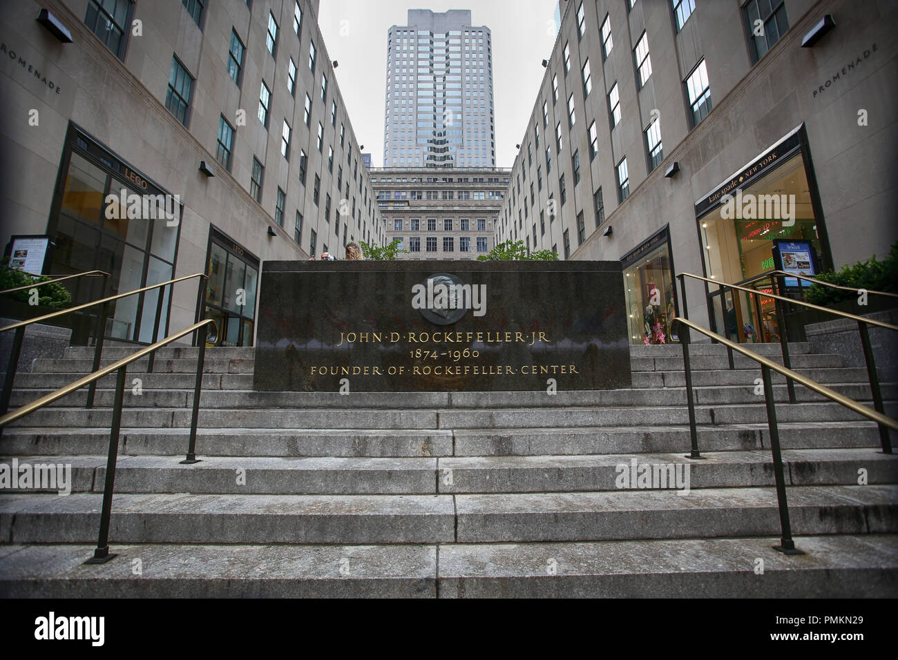New York, USA - Le 23 août 2018 : Plaque commémorative à financier et philanthrope américain John D. Rockefeller Jr. en face du Rockefeller Center i Banque D'Images