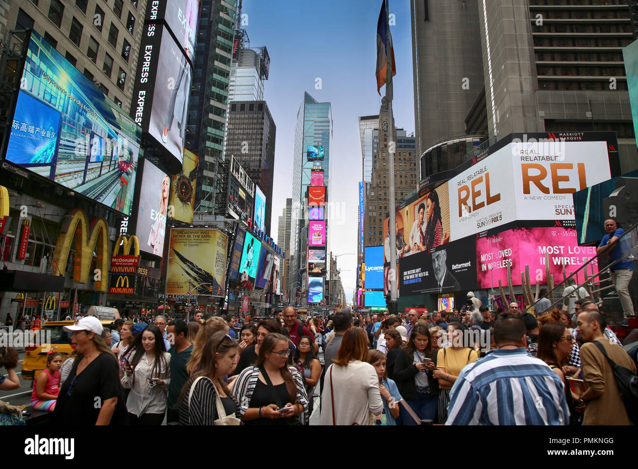 New York, USA - 20 août 2018 : encombrée de beaucoup de gens à Times Square avec grand nombre de panneaux LED, est un symbole de la ville de New York à Manhatta Banque D'Images