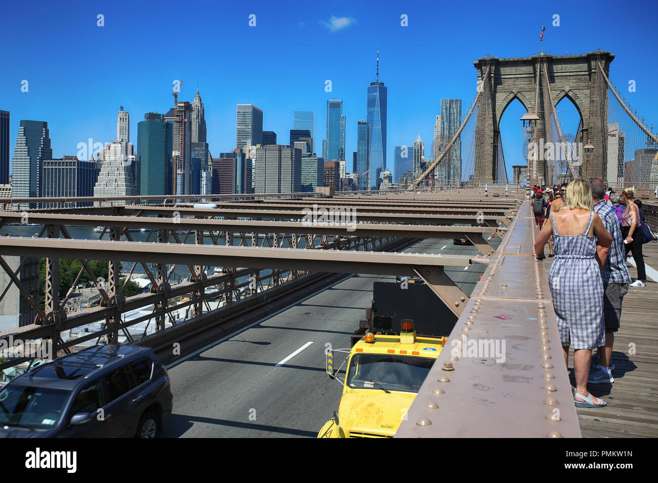 New York, USA - Le 23 août 2018 : Les gens de passage pour piétons sur le pont de Brooklyn, ce pont relie Manhattan et à Brooklyn et est l'un des bi Banque D'Images