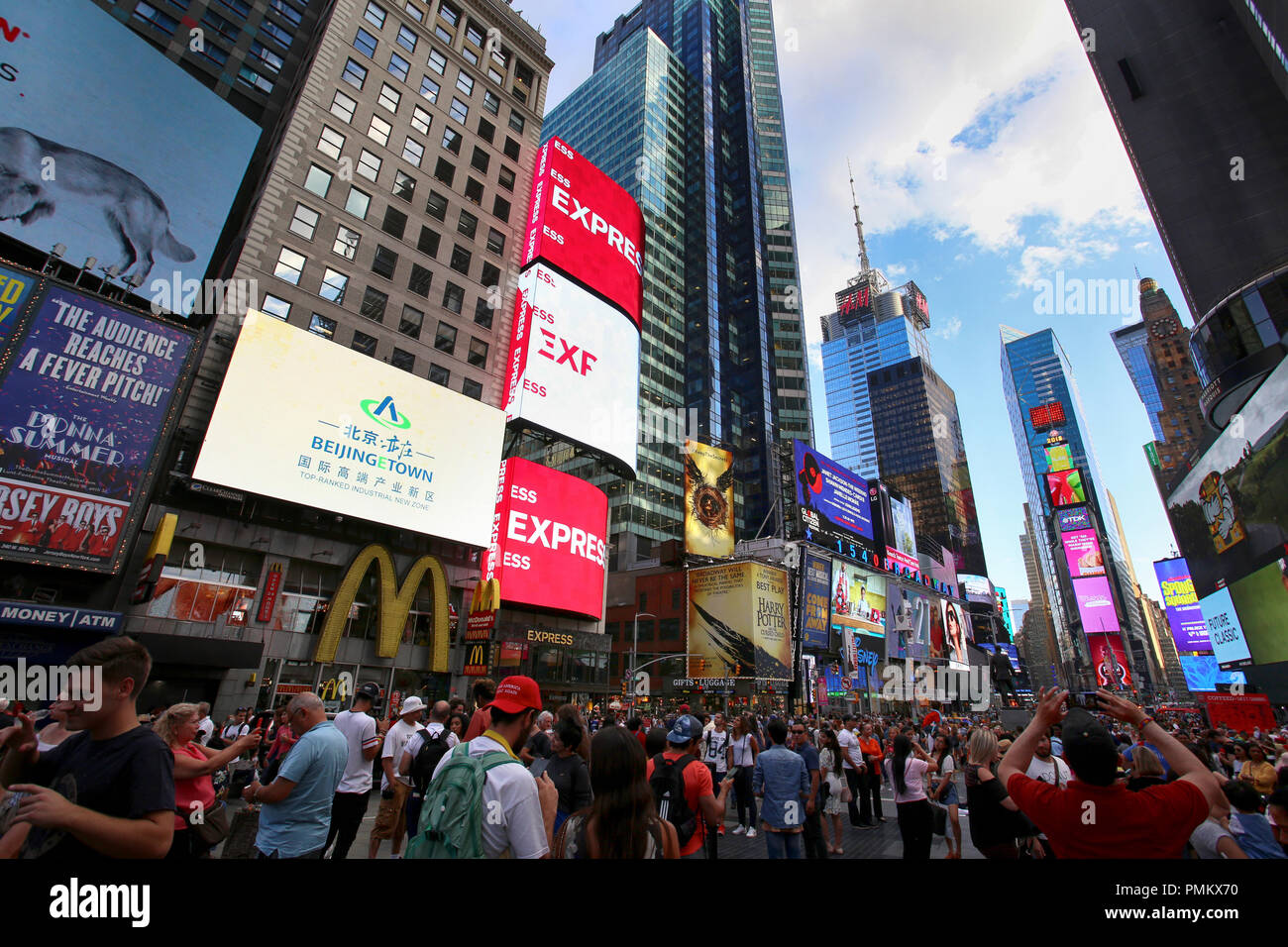 New York, USA - 24 août 2018 : encombrée de beaucoup de gens à Times Square avec grand nombre de panneaux LED, est un symbole de la ville de New York à Manhatta Banque D'Images