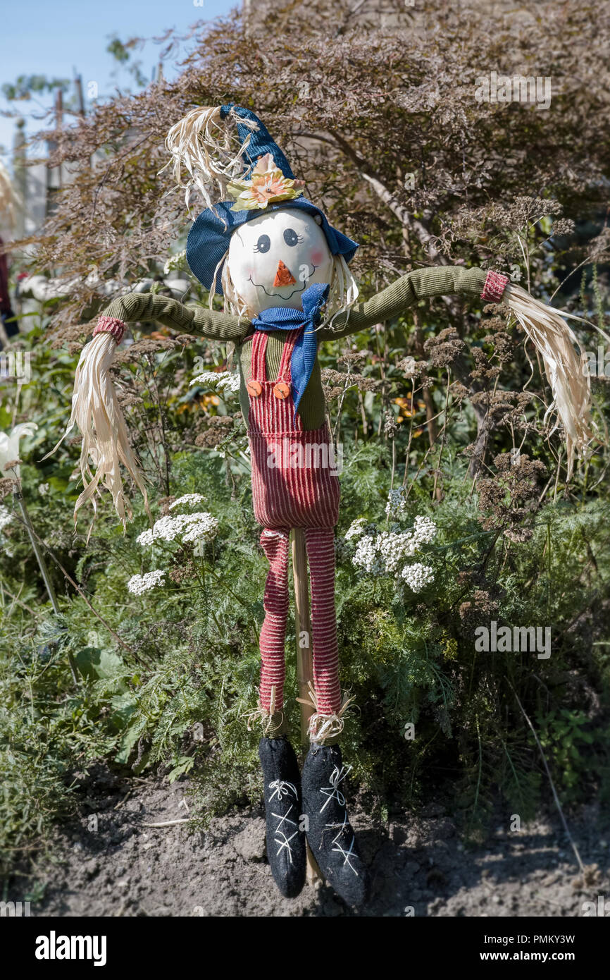 Halloween, à l'extérieur des décorations, homme de paille, l'épouvantail. Banque D'Images