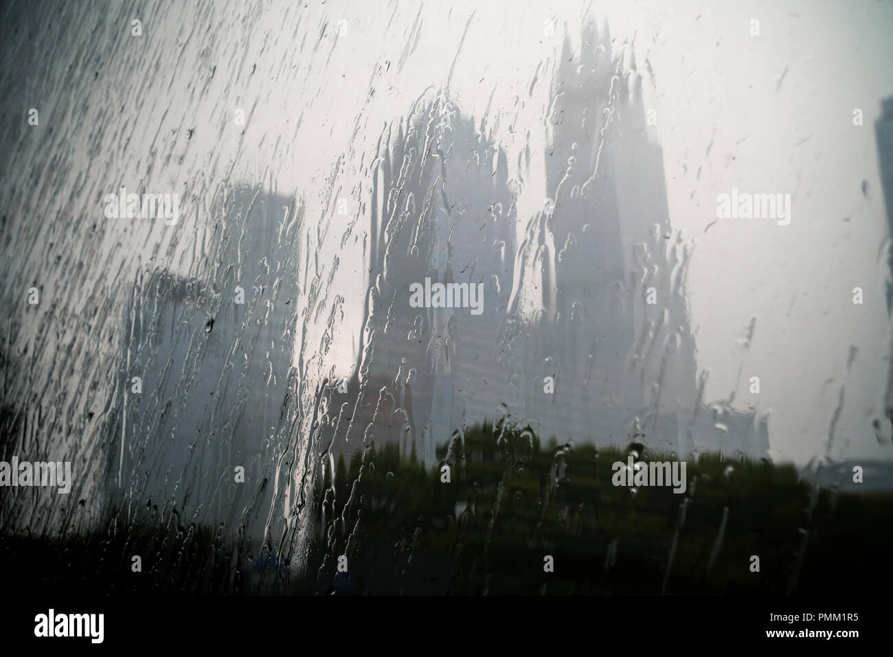 Le développement d'Hudson Yards, vu à travers un volet de fenêtre éclaboussé, disparaît dans une pluie torrentielle causés par l'ouragan Florence voyageant au nord, le mardi 18 septembre 2018. (Â© Richard B. Levine) Banque D'Images