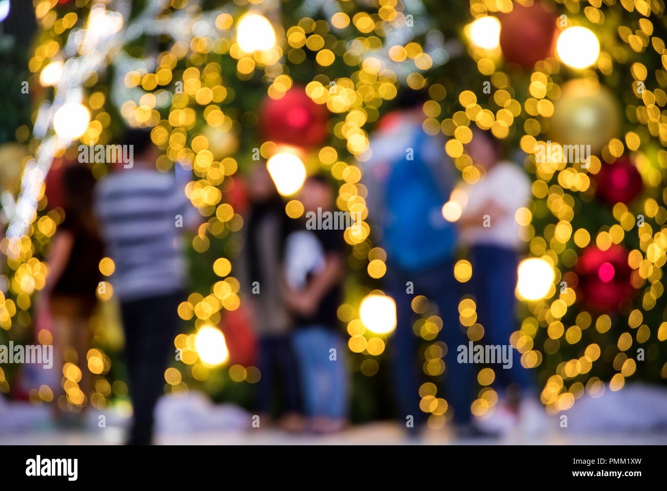 Une image d'arbre de Noël et les gens Banque D'Images