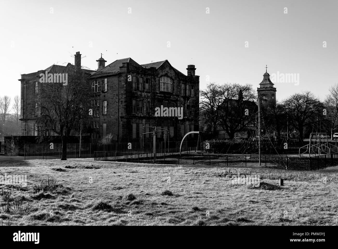 Sir John Maxwell et l'école primaire, parc de jeu Pollokshaws. GLASGOW Banque D'Images