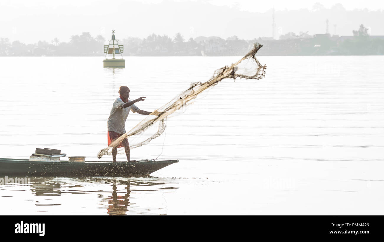 Samarinda / Indonésie - 19/08/2018 : traditionnel pêcheur dans la rivière Mahakam, Samarinda, Indonésie, la capture de poissons à l'aide de net le matin Banque D'Images