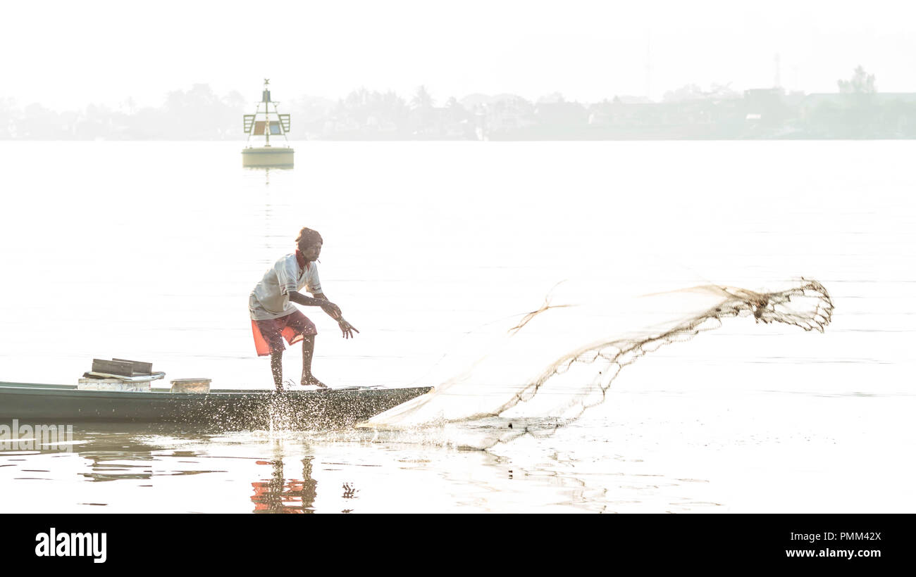 Samarinda / Indonésie - 19/08/2018 : traditionnel pêcheur dans la rivière Mahakam, Samarinda, Indonésie, la capture de poissons à l'aide de net le matin Banque D'Images