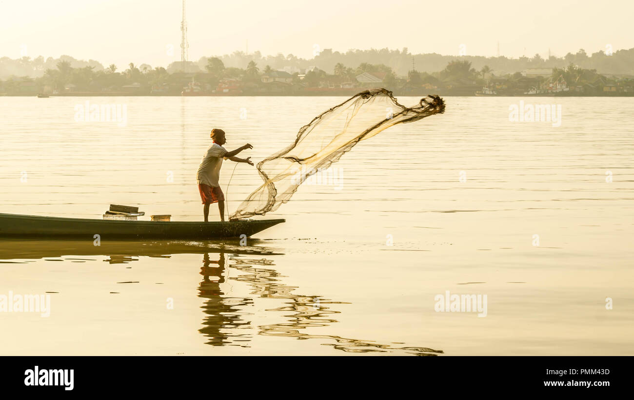 Samarinda / Indonésie - 19/08/2018 : traditionnel pêcheur dans la rivière Mahakam, Samarinda, Indonésie, la capture de poissons à l'aide de net le matin Banque D'Images