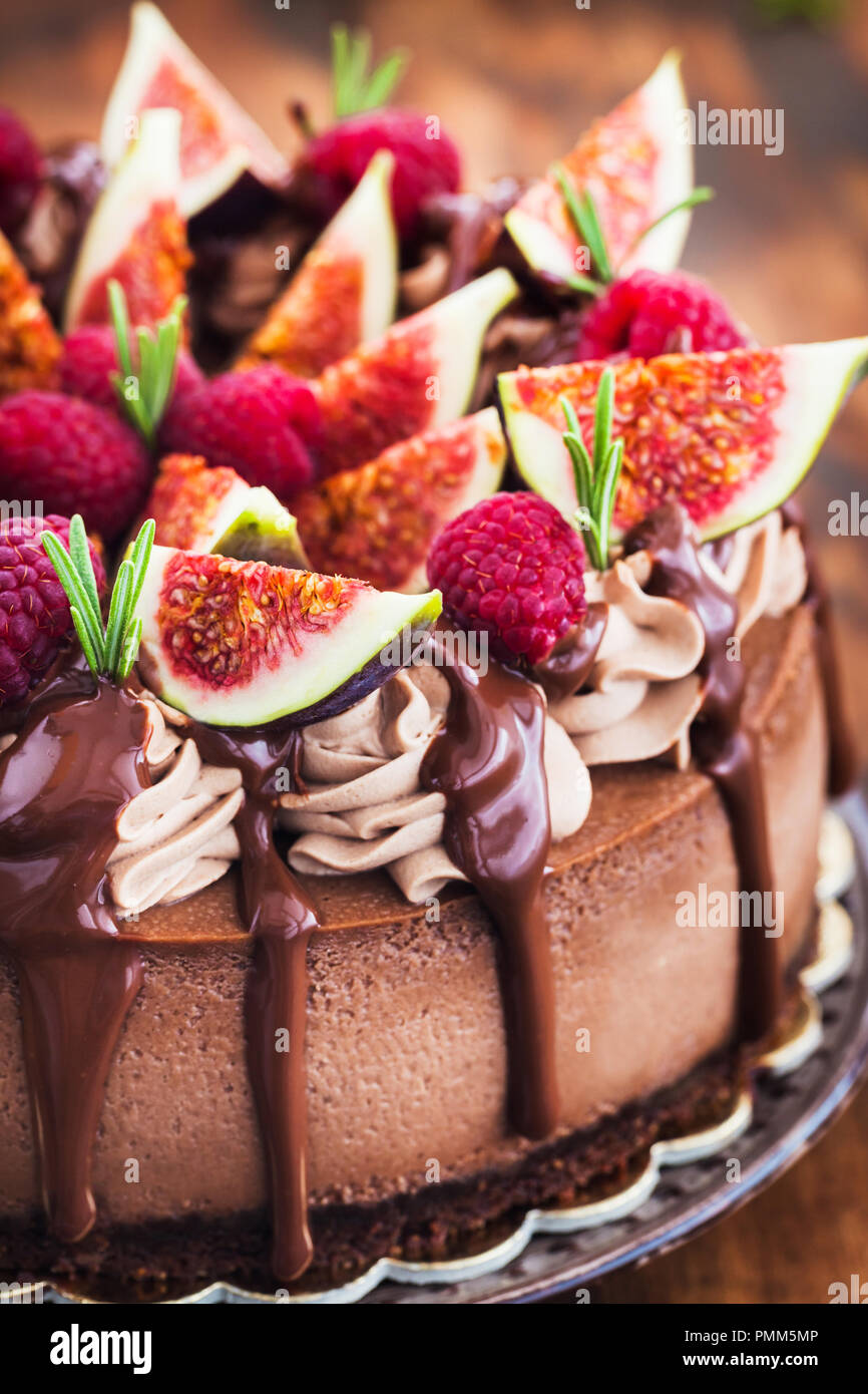 Delicieux Gateau Au Fromage Au Chocolat Maison Decoree Avec Des Figues Fraiches Et Framboises Photo Stock Alamy
