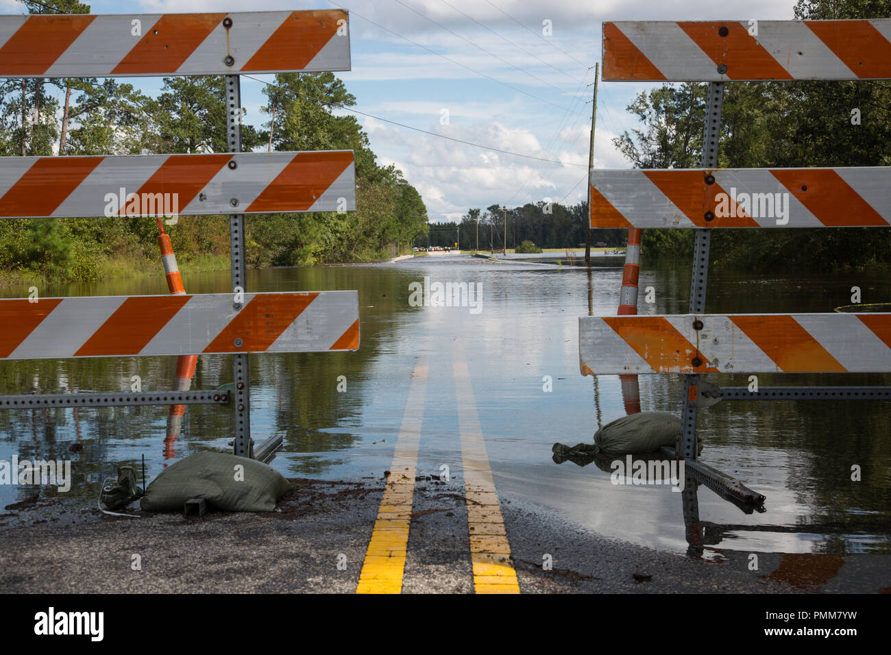 Une route est bloquée en raison de la montée des eaux du lac au printemps, NC, le 17 septembre 2018. Le personnel d'urgence locaux et nationaux ainsi que des militaires américains travaillent ensemble pour aider les personnes touchées par l'ouragan Florence. (U.S. Photo de l'armée par la CPS. Austin T. Boucher) Banque D'Images