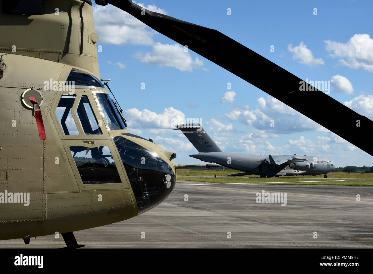 U.S. Army National Guard UH-60 Black Hawk et CH-47 Chinook à partir de plusieurs unités de la Garde nationale de l'état et un U.S. Air Force C-17 Globemaster III cargo) sont organisées à la base de la Garde nationale mixte Guess, Caroline du Sud, pour soutenir les efforts de secours à la suite de la tempête tropicale Florence, le 18 septembre 2018. McEntire JNGB est désigné comme un noeud pour soutenir les efforts de rétablissement d'aéronefs dans les zones qu'en Caroline du Sud touchées par la tempête tropicale Florence. Plus de 3 400 aviateurs de la Garde nationale de Caroline du Sud et les soldats ont été mobilisés pour la préparation, l'intervention et participer à reco Banque D'Images