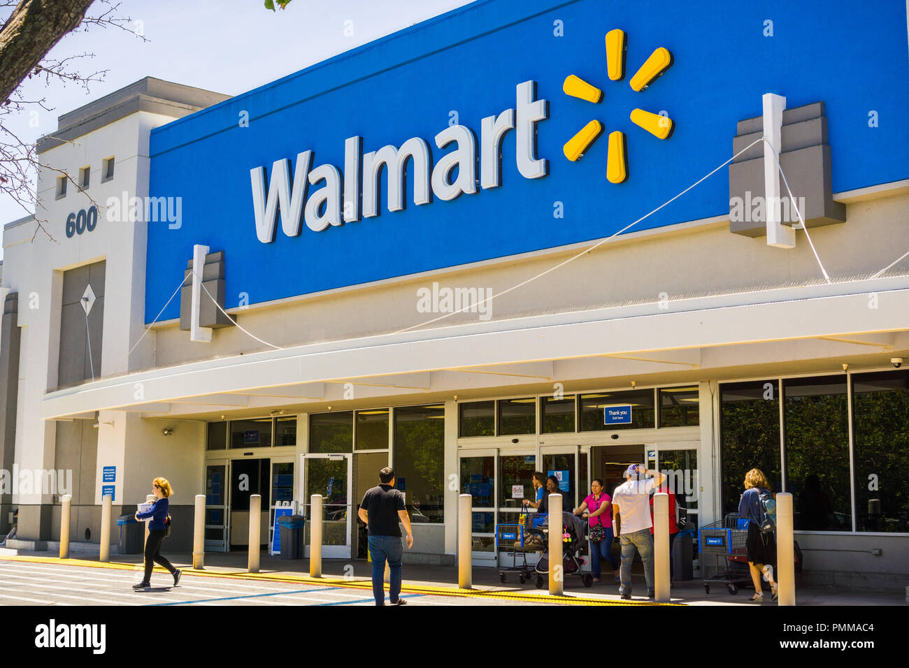 11 mai 2018 sur la montagne / CA/ USA - Les gens entrer et sortir d'un magasin Walmart lors d'une journée ensoleillée, au sud de la baie de San Francisco Banque D'Images