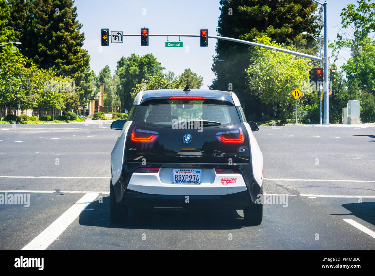 21 juin 2018 Sunnyvale / CA / USA - vue arrière de la BMW I3 s'est arrêté à un feu rouge, dans le sud de San Francisco, Silicon Valley Banque D'Images