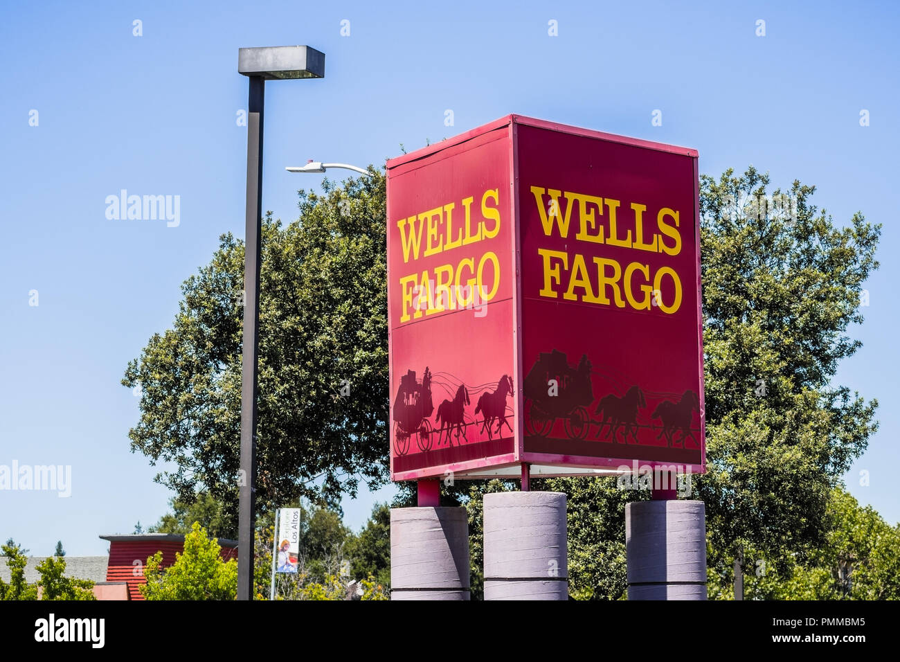 6 août 2018 Los Altos / CA / USA - Wells Fargo logo affiché en face de l'un de leurs succursales dans le sud de San Francisco bay area Banque D'Images