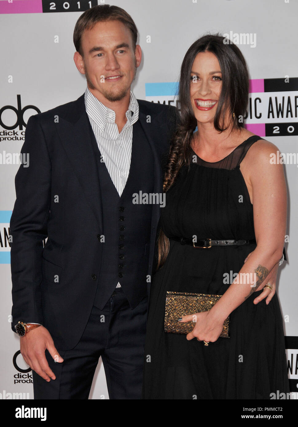 Alanis Morissette et le rappeur Mario 'Souleye' Treadway à l'arrivée des American Music Awards 2011 qui a eu lieu au Nokia Theatre L.A. Vivre à Los Angeles, CA. L'événement a eu lieu le dimanche, 21 novembre 2011. Photo de RPAC / PictureLux Banque D'Images