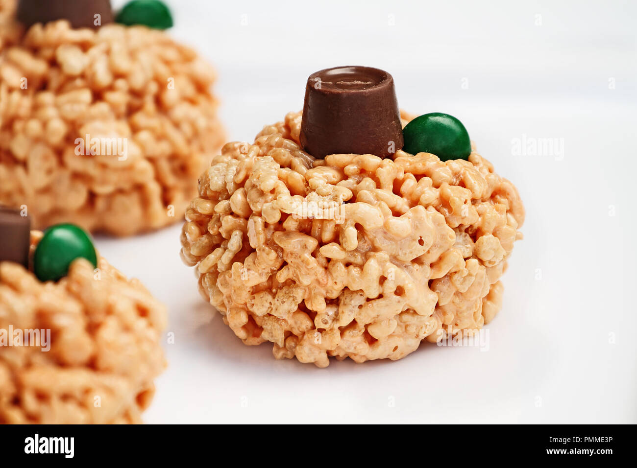 Fun food for kids. Riz croustillant et traite de guimauve en forme de mini potirons pour Halloween. Banque D'Images