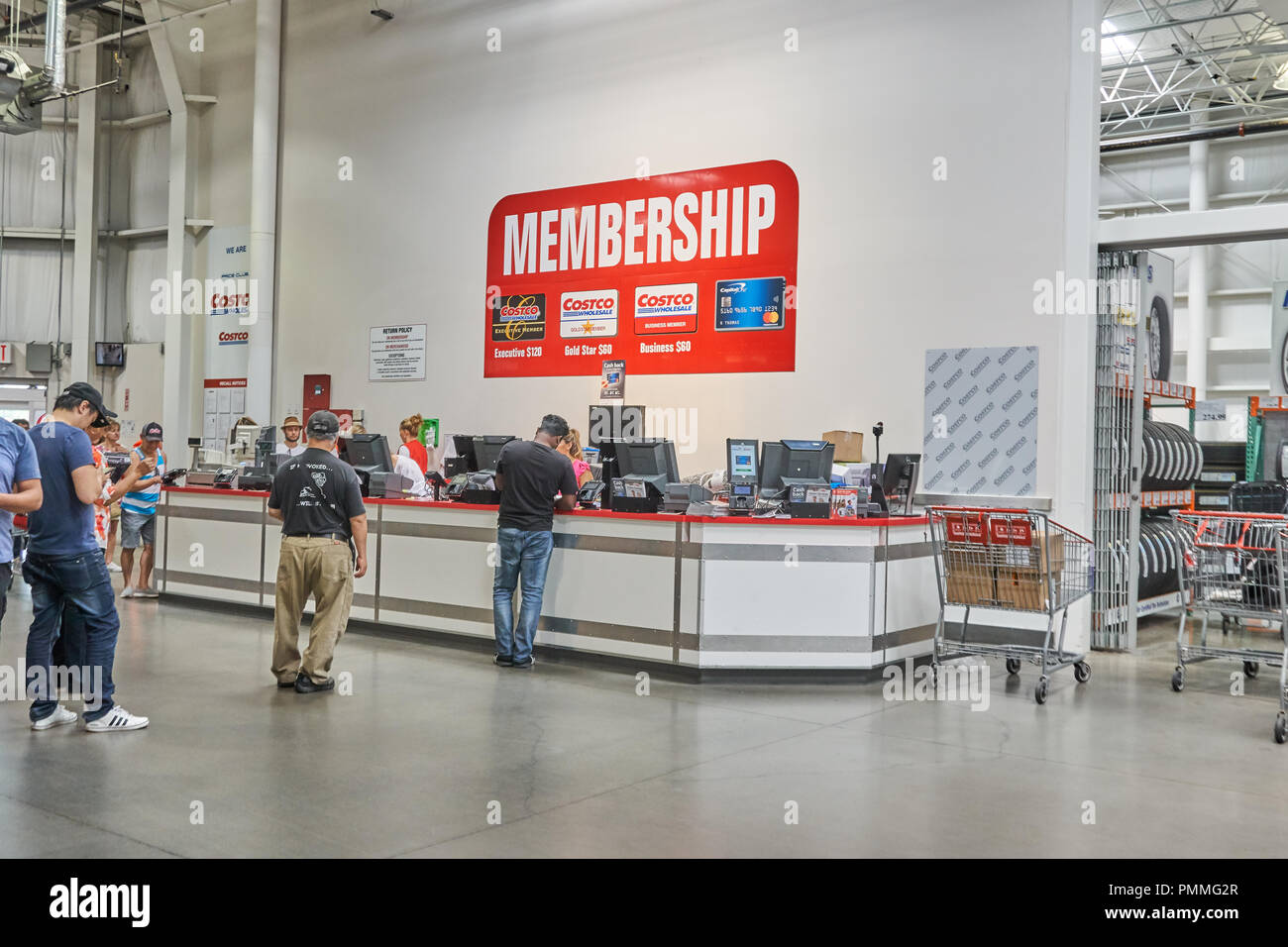 TORONTO, CANADA - LE 15 AOÛT 2018 : La ligne d'un peuple au service clientèle 24 dans un magasin Costco. Costco, est une société américaine qui exploite un ch Banque D'Images