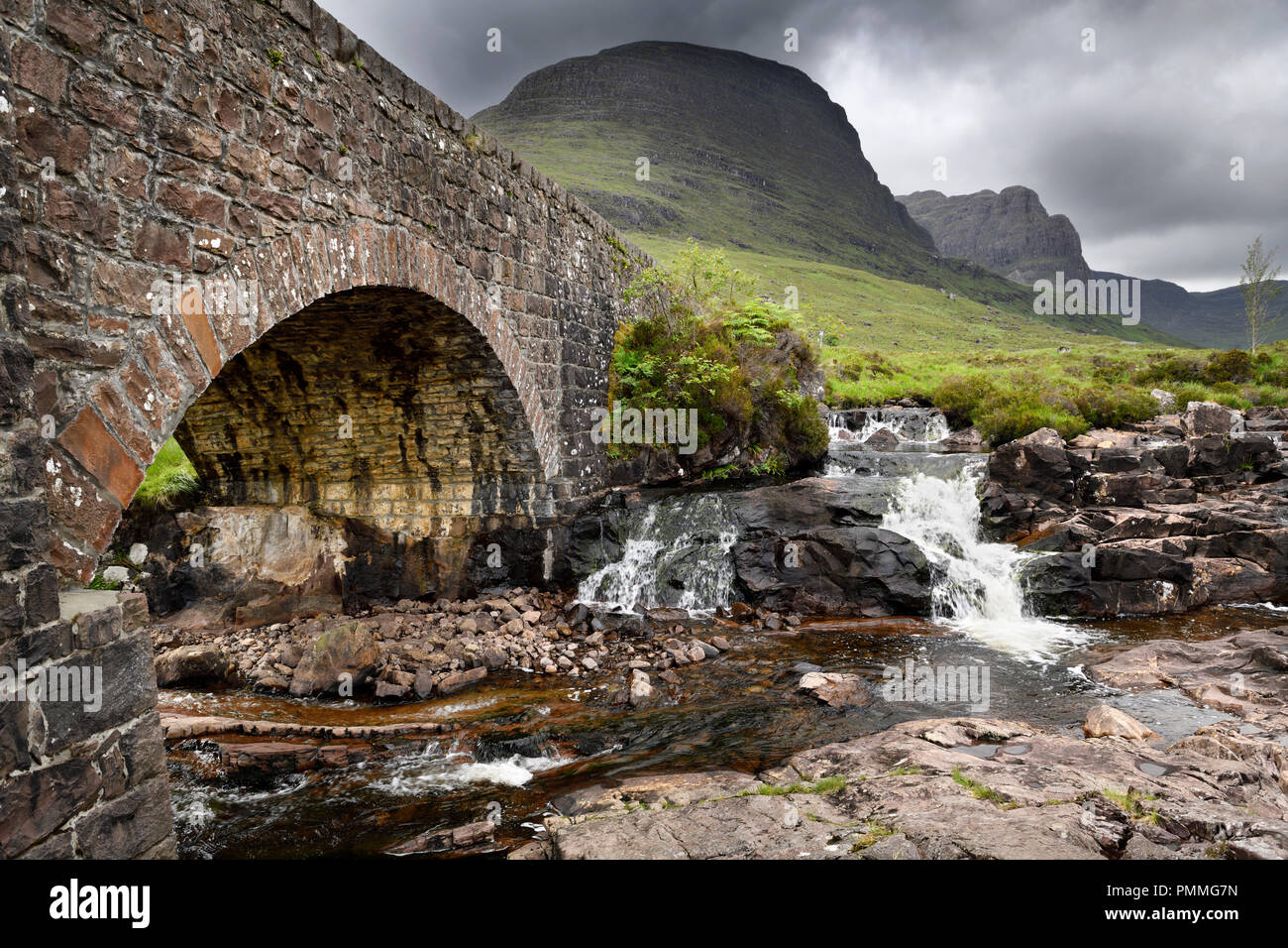 Pont de pierre sur la rivière de Russel Burn Bealach na Ba un col de montagne routier sur la péninsule de Walcourt Highlands écossais Scotland UK Banque D'Images