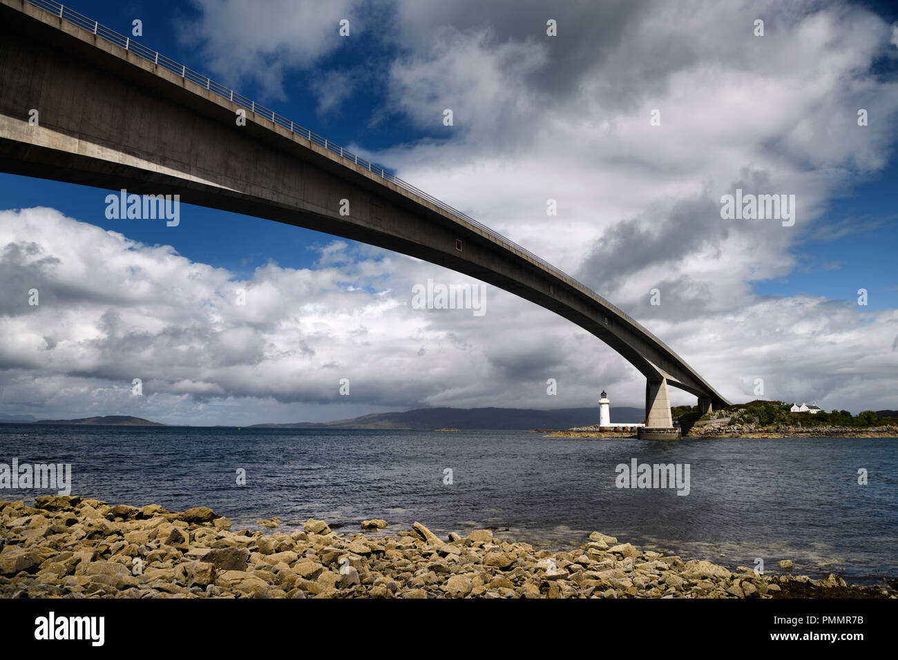 Skye Bridge à l'île de Skye sur Kyle Strait Akin de son intérieur à Loch Alsh et l'île d'Eilean Ban avec blanc phare Kyleakin Ecosse Banque D'Images