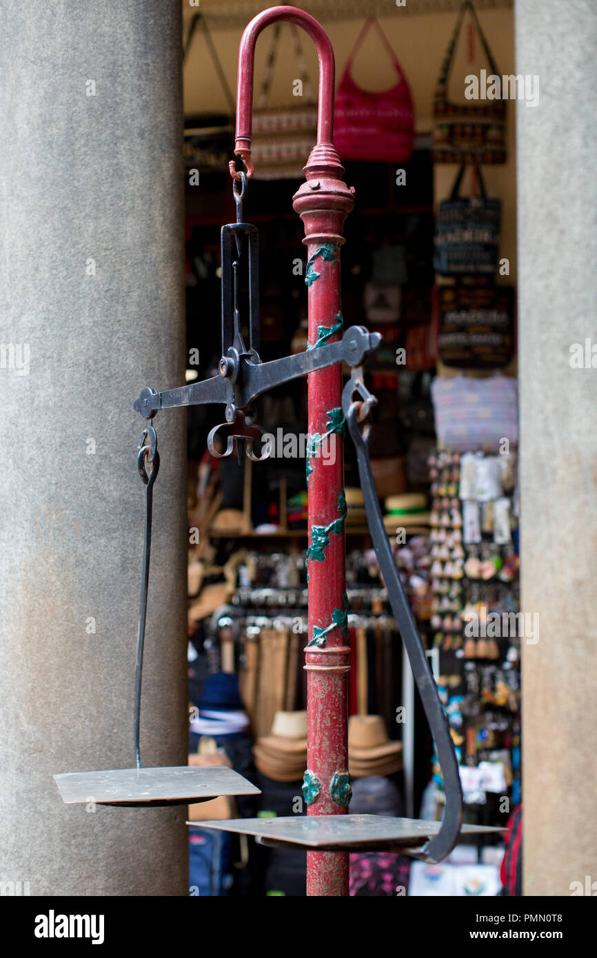 Balances anciennes en métal à l'extérieur, dans le marché de fruits et de fleurs (Mercado DOS Lavradores) à Madère, Portugal Banque D'Images