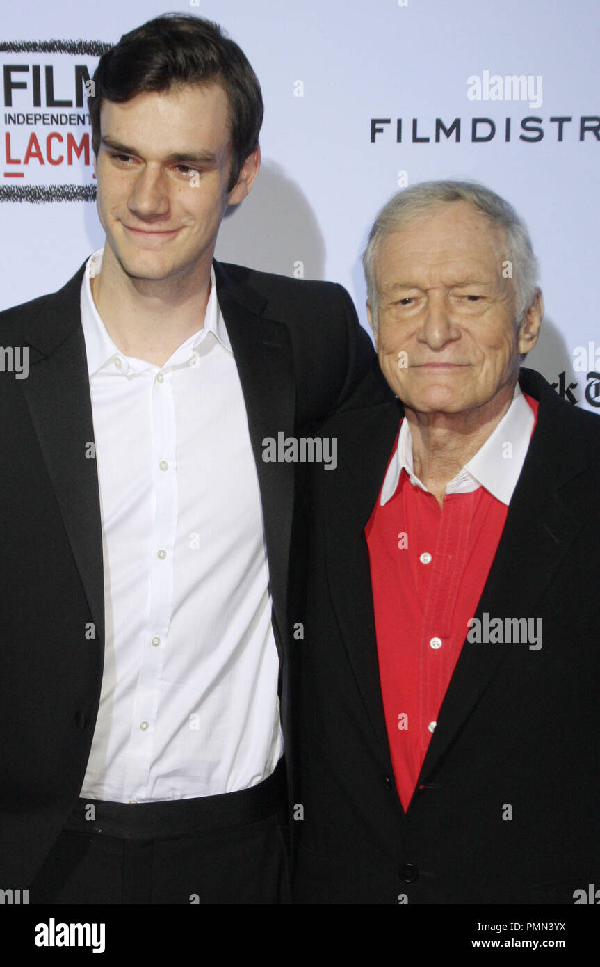(L-r) Marston Hefner et Hugh Hefner lors de la première mondiale de 'La Rum Diary' pour le film indépendant, au LACMA series a tenu au LACMA à Los Angeles, CA le Jeudi, 13 octobre, 2011. Photo par Pedro/ PictureLux Ulayan/ RPAC Banque D'Images
