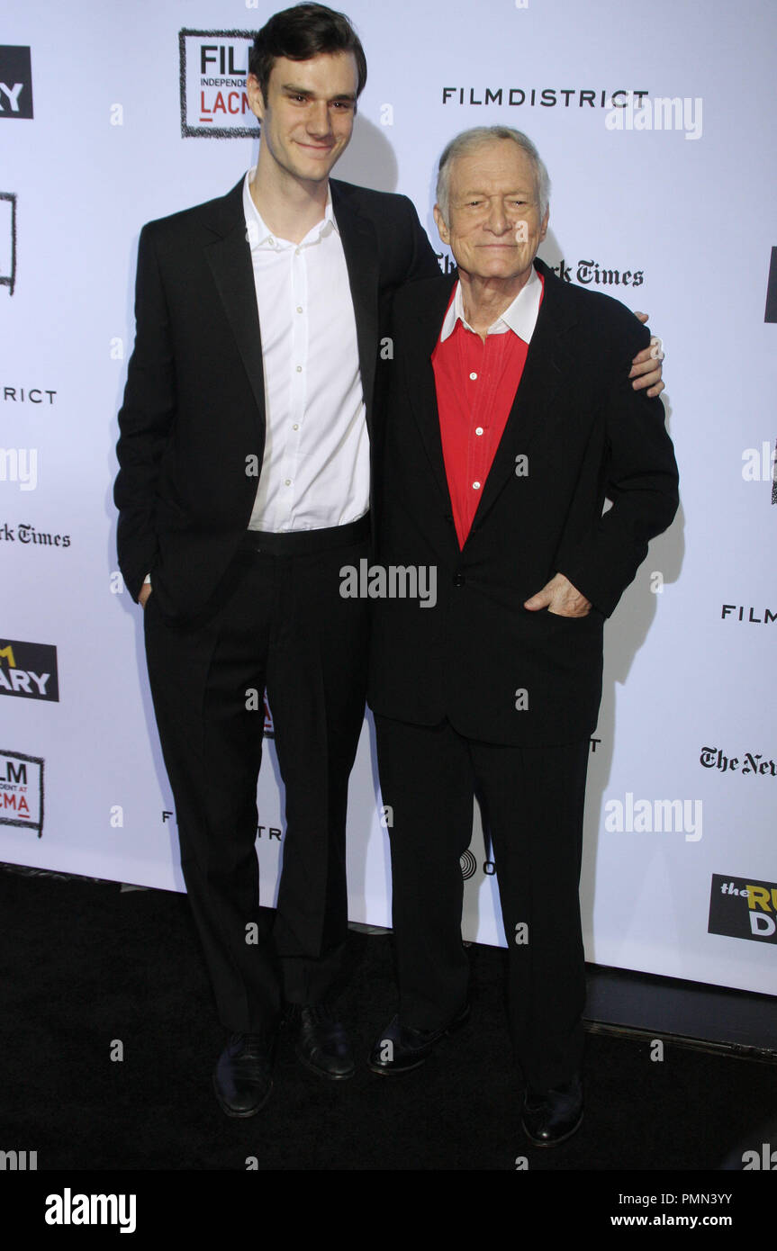 (L-r) Marston Hefner et Hugh Hefner lors de la première mondiale de 'La Rum Diary' pour le film indépendant, au LACMA series a tenu au LACMA à Los Angeles, CA le Jeudi, 13 octobre, 2011. Photo par Pedro/ PictureLux Ulayan/ RPAC Banque D'Images