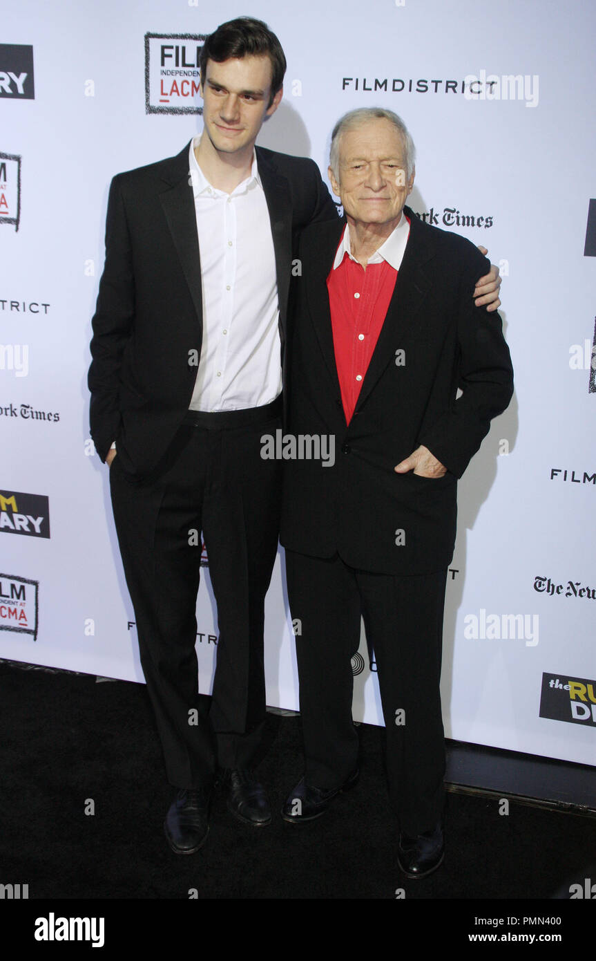 (L-r) Marston Hefner et Hugh Hefner lors de la première mondiale de 'La Rum Diary' pour le film indépendant, au LACMA series a tenu au LACMA à Los Angeles, CA le Jeudi, 13 octobre, 2011. Photo par Pedro/ PictureLux Ulayan/ RPAC Banque D'Images