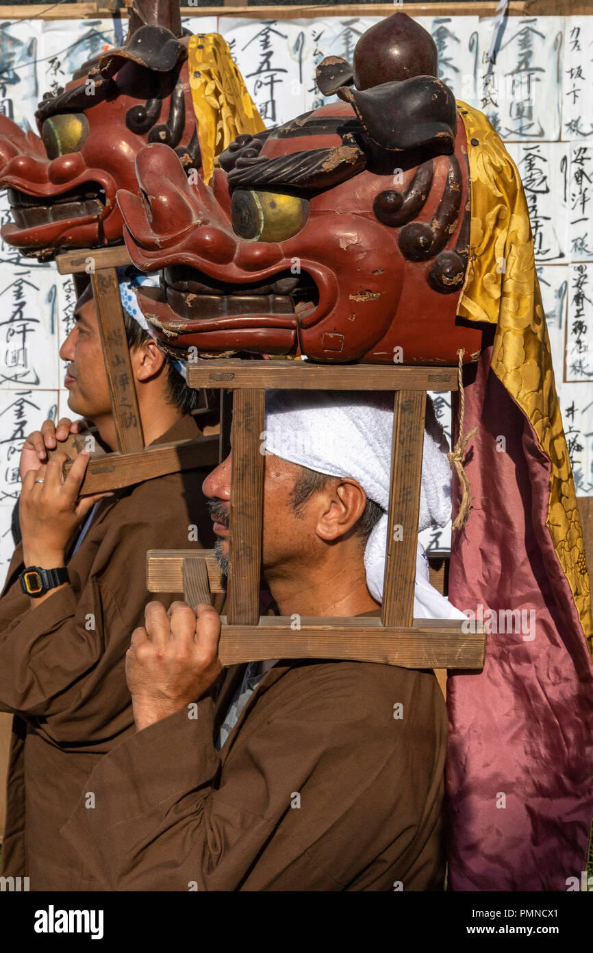 Les Lions à Mengake Mengake - Procession Kamakura ou masquées Parade à Goryo Jinja. Dans le cadre de ce festival qui a eu lieu en septembre, un groupe de dix personnes prennent Banque D'Images