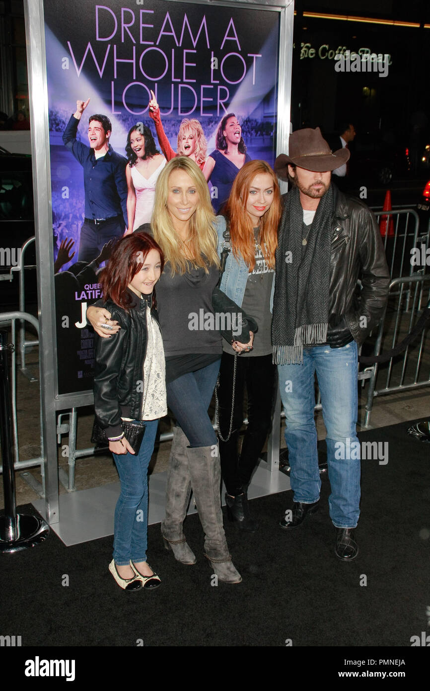 Brandi Cyrus, Noah Cyrus, Leticia Cyrus, et chanteur Billy Ray Cyrus lors de la première mondiale de Warner Brothers Pictures, 'joie'. Arrivants tenue au Grauman's Chinese Theatre à Hollywood, CA, le 9 janvier 2012. Photo par Joe Martinez / PictureLux Banque D'Images
