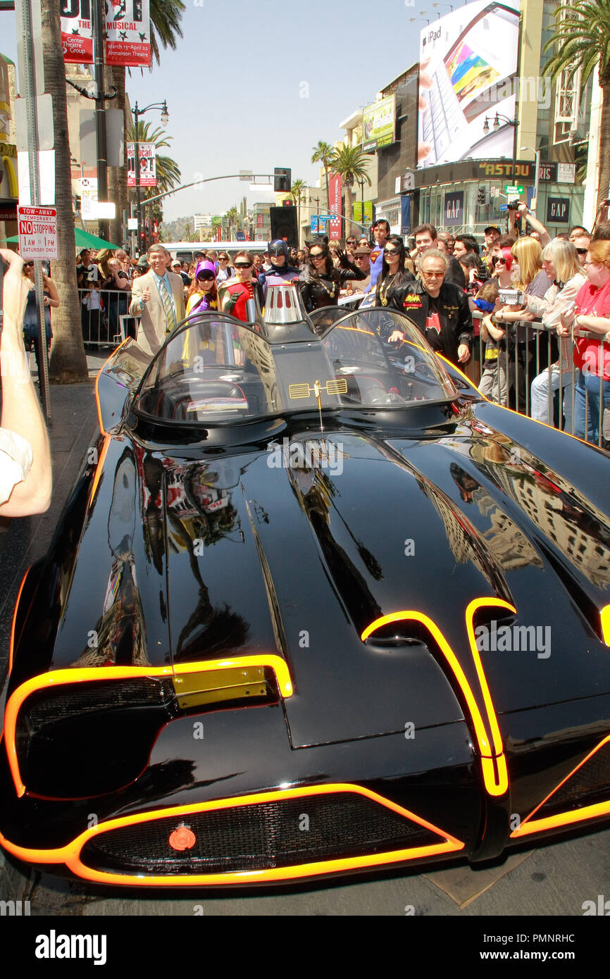 La Batmobile, à partir de l'émission de télévision des années 60, à la Chambre de commerce de Hollywood cérémonie en l'honneur de Adam West avec une étoile sur le Hollywood Walk of Fame à Hollywood, CA, le 5 avril 2012. Photo par Joe Martinez / PictureLux Banque D'Images