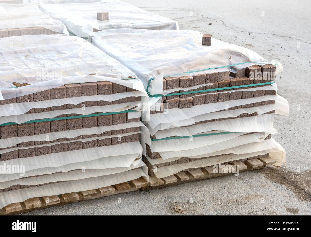 Béton ou dalles pavés carrés gris cailloux ou pierres de marbre, mur ou chemin empilés sur palette en bois dans l'entrepôt d'usine. La fabrication de l'industrie Banque D'Images