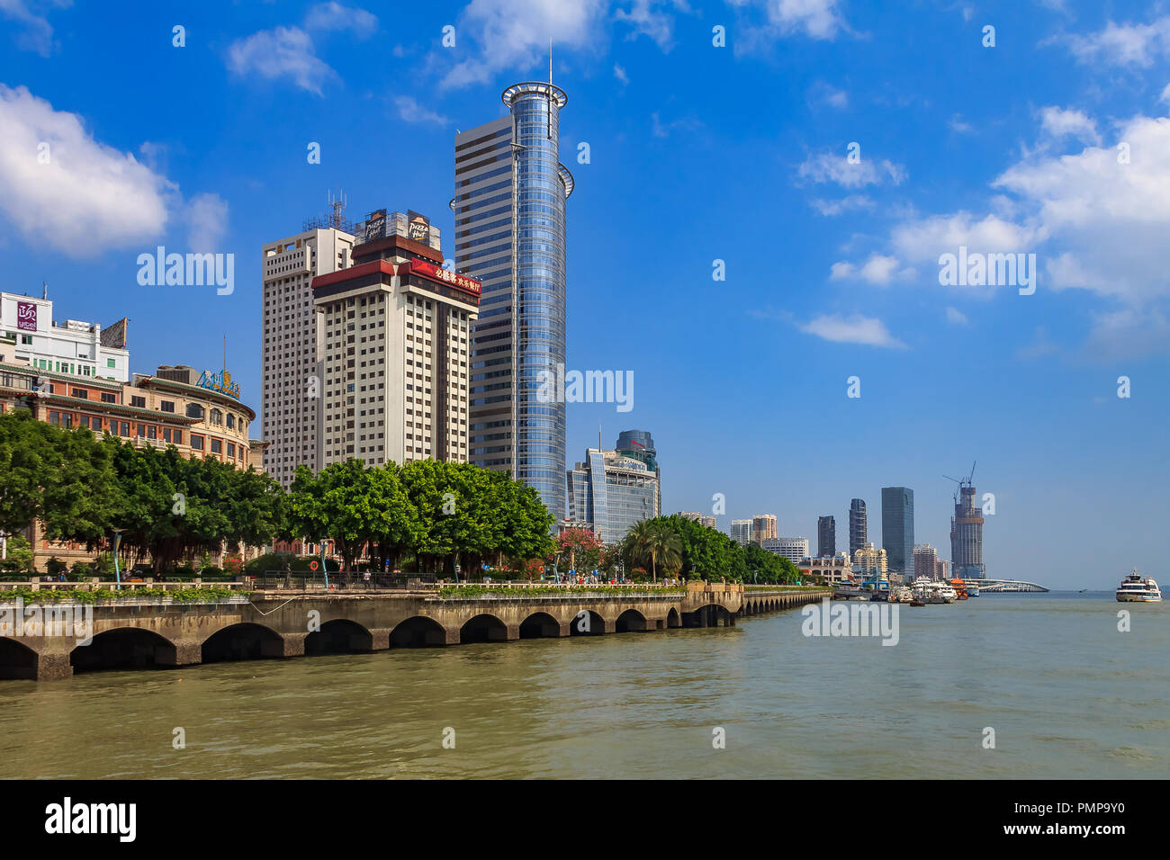 Xiamen, Chine - 14 septembre 2013 : Gratte-ciel sur les toits de la ville. Xiamen est une importante ville portuaire animée et de Chine et se classe dans le top 20 en Banque D'Images