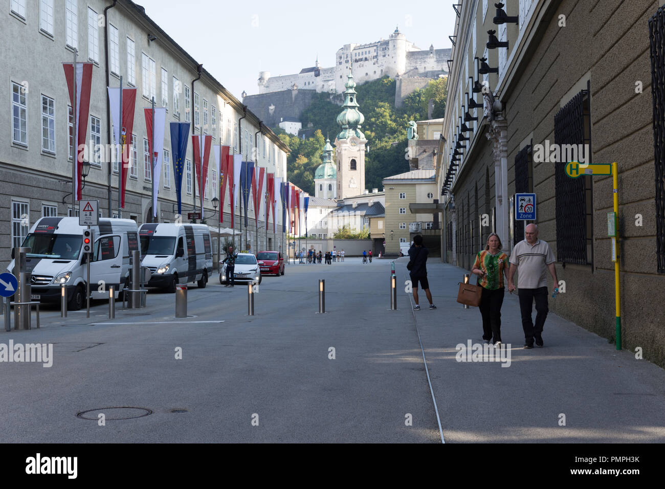 Centre-ville de Salzbourg, le Tyrol, Autriche, avec des drapeaux pour le sommet de l'UE en 2018. Banque D'Images