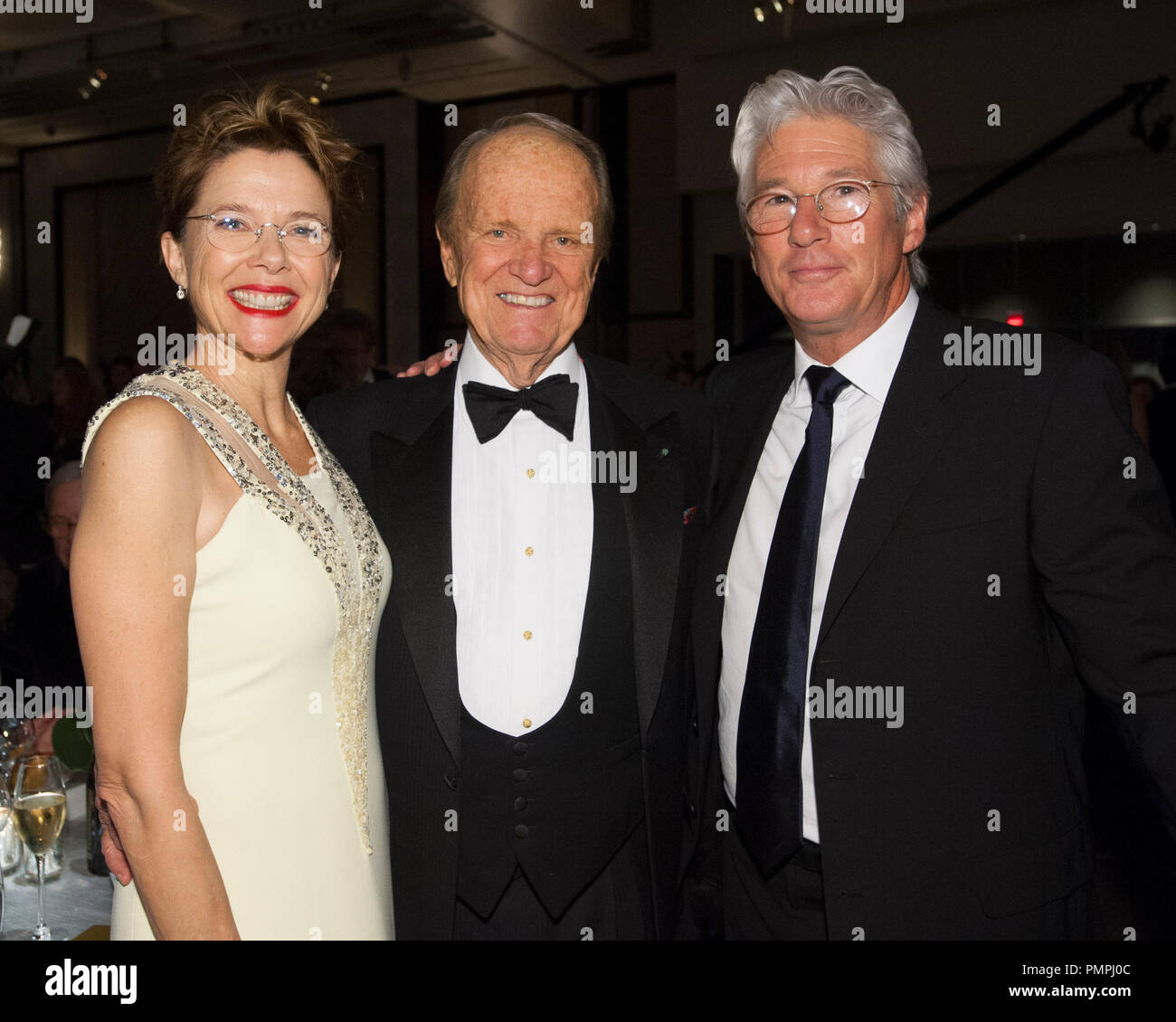 Oscar® actrice Annette Bening (à gauche), récipiendaire du Prix d'Honneur George Stevens Jr. (centre) et l'acteur Richard Gere assister aux gouverneurs 2012 Prix lors de la Ray Dolby Ballroom au Hollywood & Highland Center® à Hollywood, CA, samedi, 1 décembre. Référence de fichier #  31744 051 pour un usage éditorial uniquement - Tous droits réservés Banque D'Images