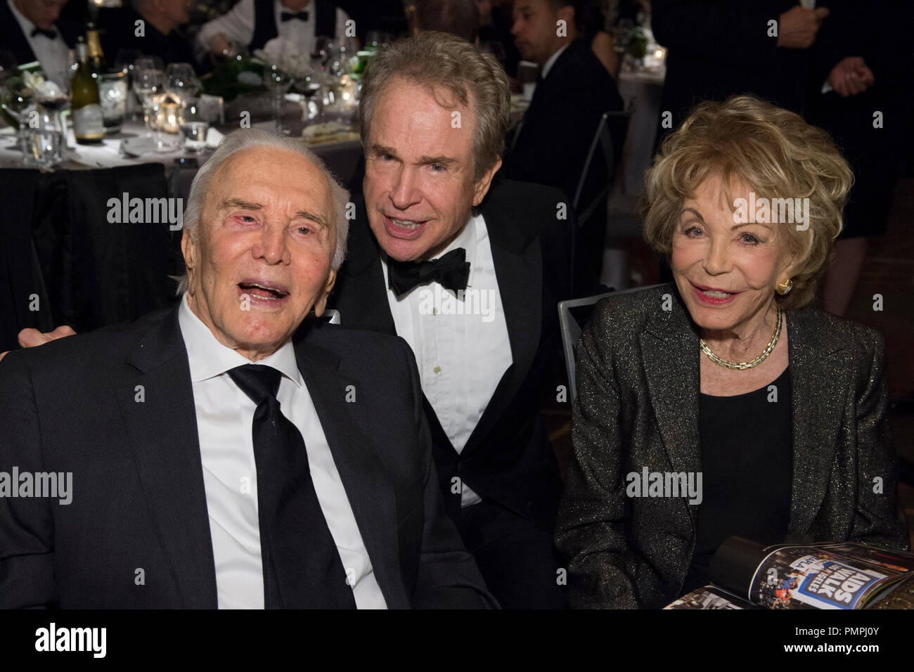 Oscar® acteur Kirk Douglas, Oscar® acteur Warren Beatty et Anne Douglas et assister à la remise des Prix 2012 à l'administration Ray Dolby Ballroom au Hollywood & Highland Center® à Hollywood, CA, samedi, 1 décembre. Référence de fichier #  31744 060 pour un usage éditorial uniquement - Tous droits réservés Banque D'Images