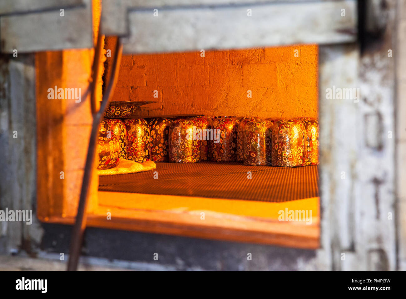 Le refroidissement du verre de Murano soufflé dans un four de 500 degrés vue à travers la porte ouverte, Murano, Venise, Vénétie, Italie au La Fornasotta furance Banque D'Images