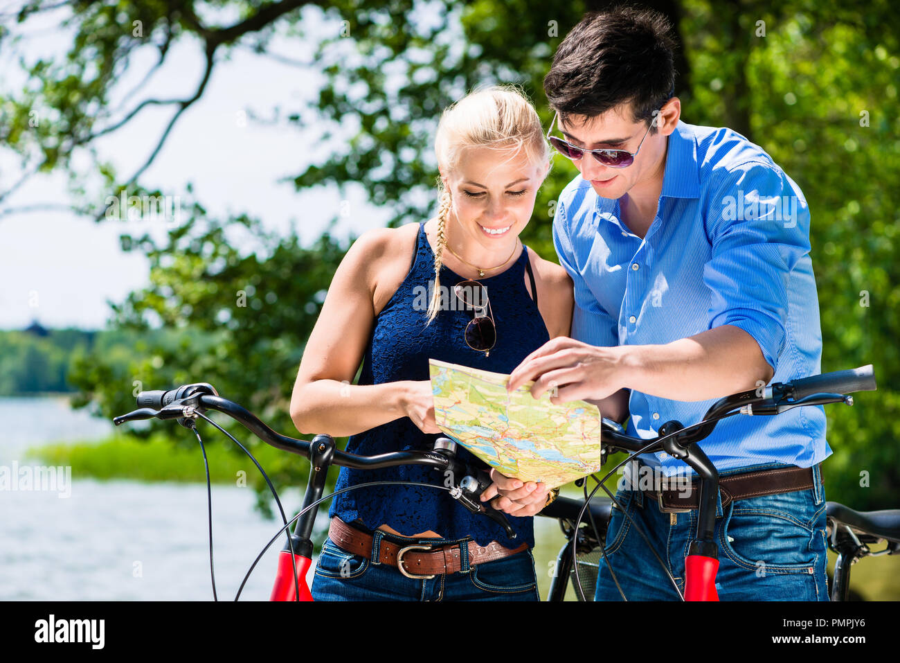 Couple avec location map Banque D'Images