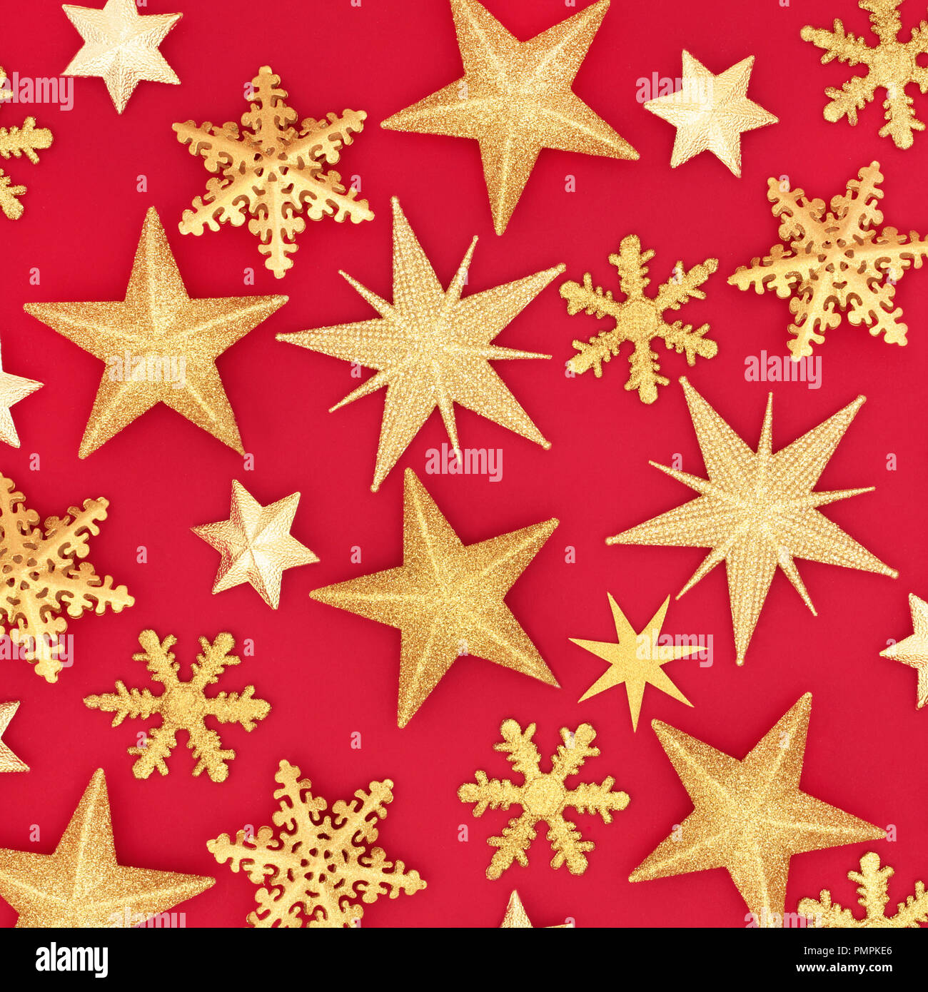 Gold glitter star Christmas résumé fond sur rouge. Carte de vœux de Noël traditionnel pour les fêtes. Banque D'Images