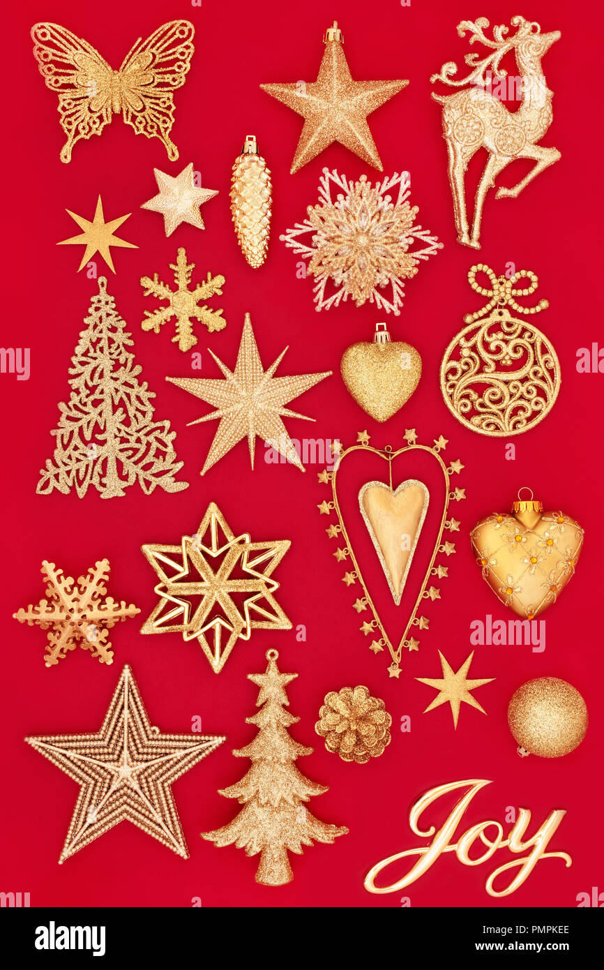 La joie de Noël signe avec l'or pétillant décorations babiole sur fond rouge. Carte de vœux de Noël traditionnel pour les fêtes. Banque D'Images