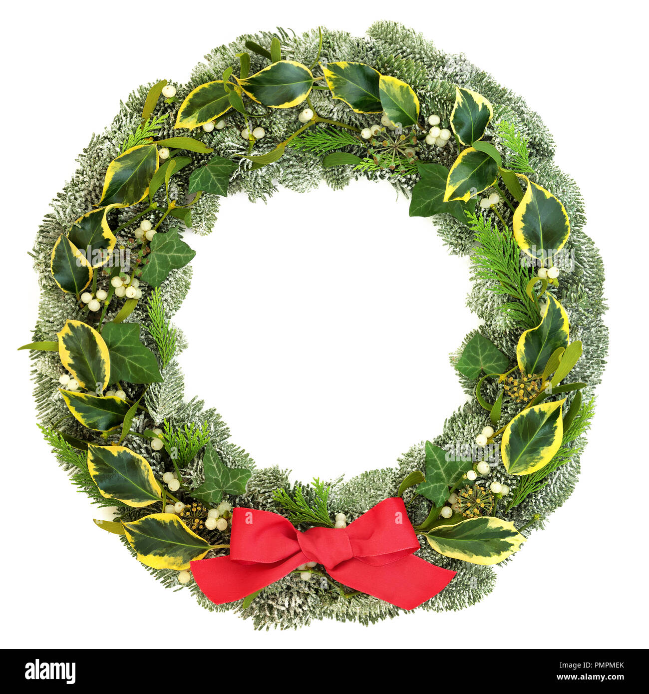 L'hiver et Noël traditionnel couronne naturelle avec l'épinette pin sapin couvert de neige, le gui, de cèdre et de feuilles de lierre avec arc rouge isolé sur blanc. Banque D'Images L'hiver et Noël traditionnel couronne naturelle avec l'épinette pin sapin couvert de neige, le gui, de cèdre et de feuilles de lierre avec arc rouge isolé sur blanc. Banque D'Images