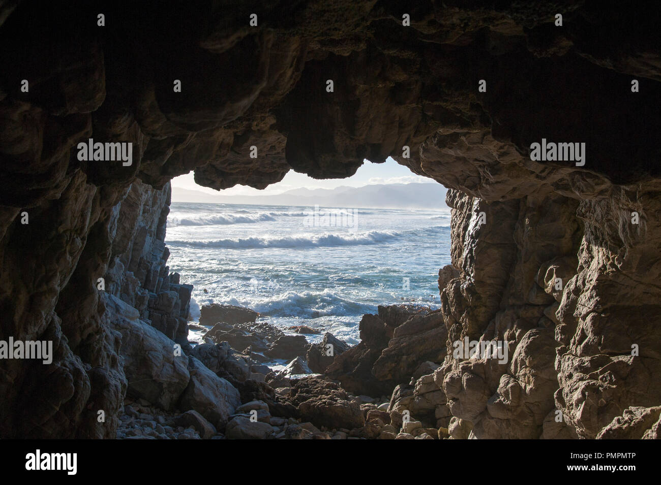 Affichage de la grotte rocheuse sur la mer en Afrique du Sud Banque D'Images