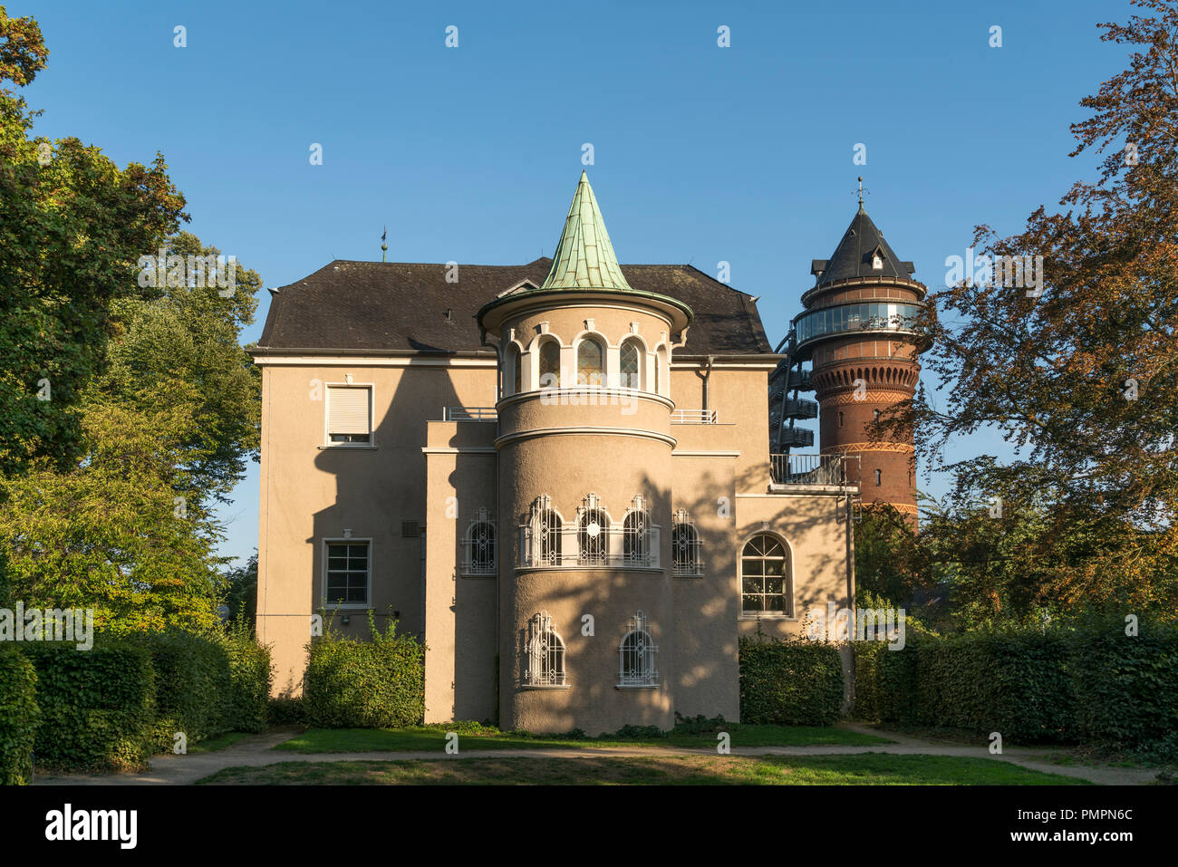 Schloss Styrum und Wasserturm Aquarius Wassermuseum de Styrum, Mülheim an der Ruhr, Nordrhein-Westfalen, Deutschland, Europa | Château Styrum et wate Banque D'Images