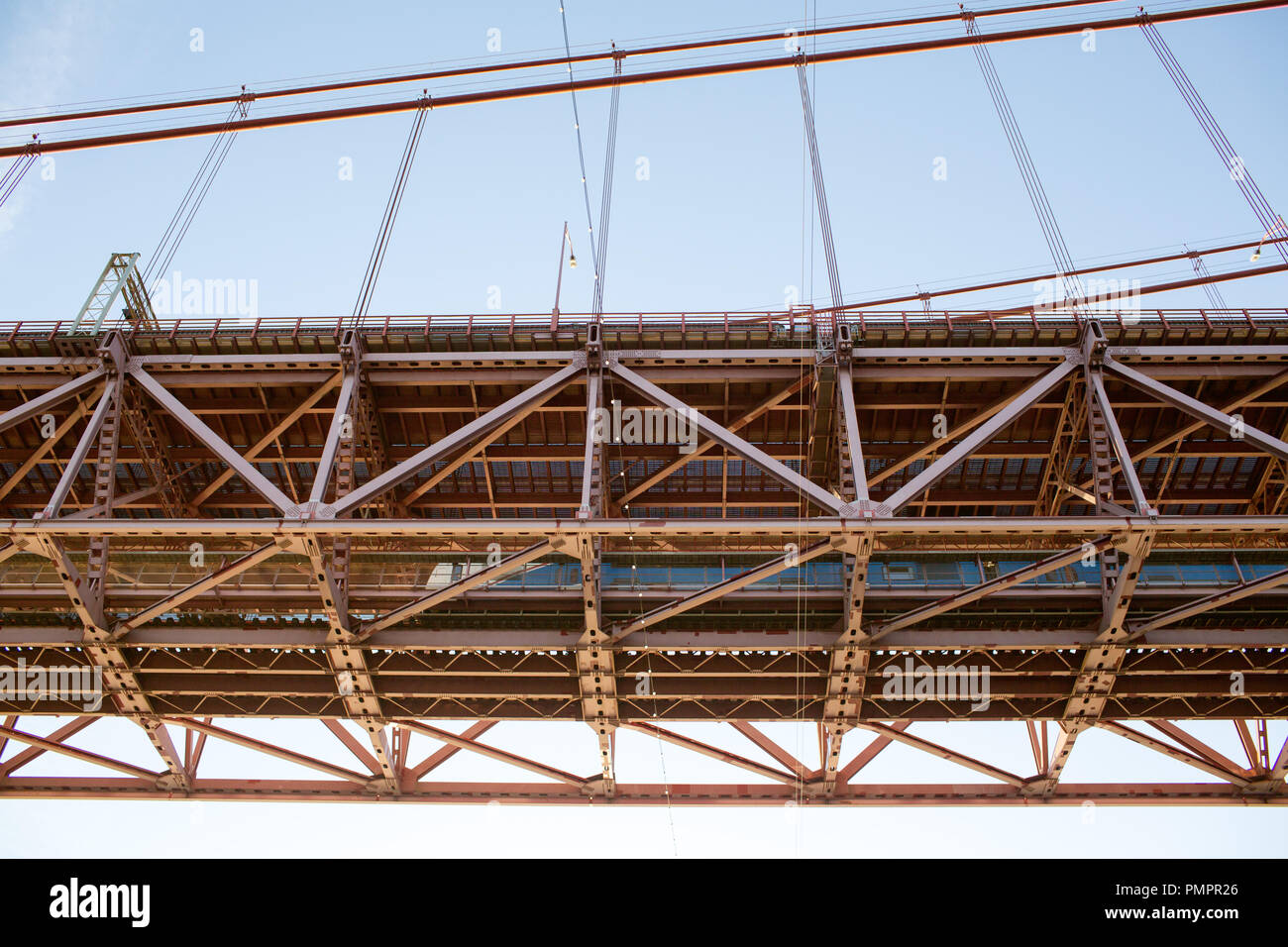 Un gros plan du pont 25 de Abril, un pont suspendu reliant Lisbonne au Portugal et d'Almada Banque D'Images